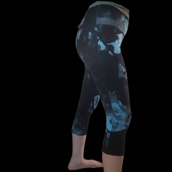 ALO Yoga whisper Capri legging - Picture 5 of 15